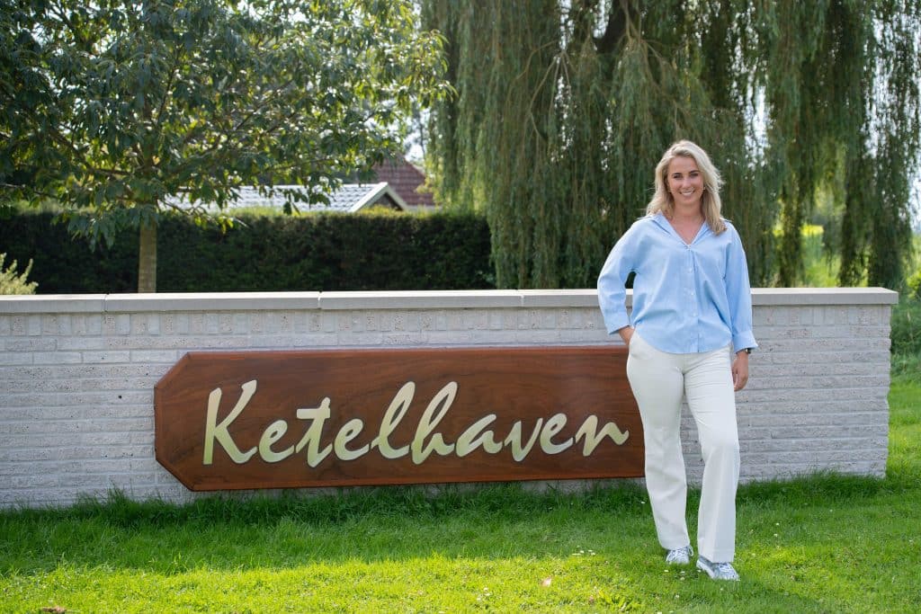 Een staande foto van Marlot Niemeijer voor het bord van Ketelhaven 